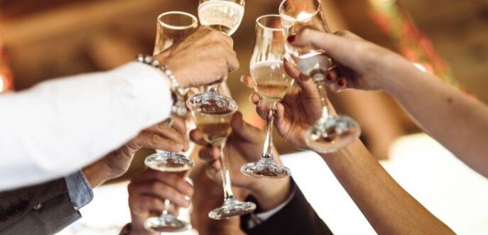 mehrere-Weingläser-Toast