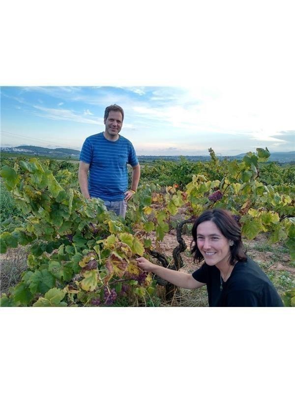 33398 Product arantxa-de-cara-i-marc-milà-a-les-vinyes-de-la-pineda-de-can-descregut.jpg